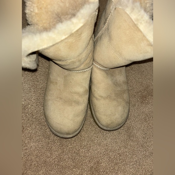 Mini cream uggs with button on side - Picture 2 of 4